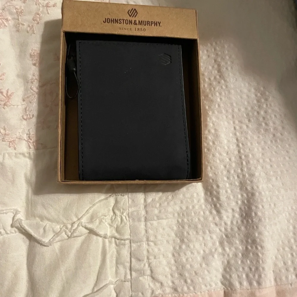 NWT Johnson&Murphy navy wallet